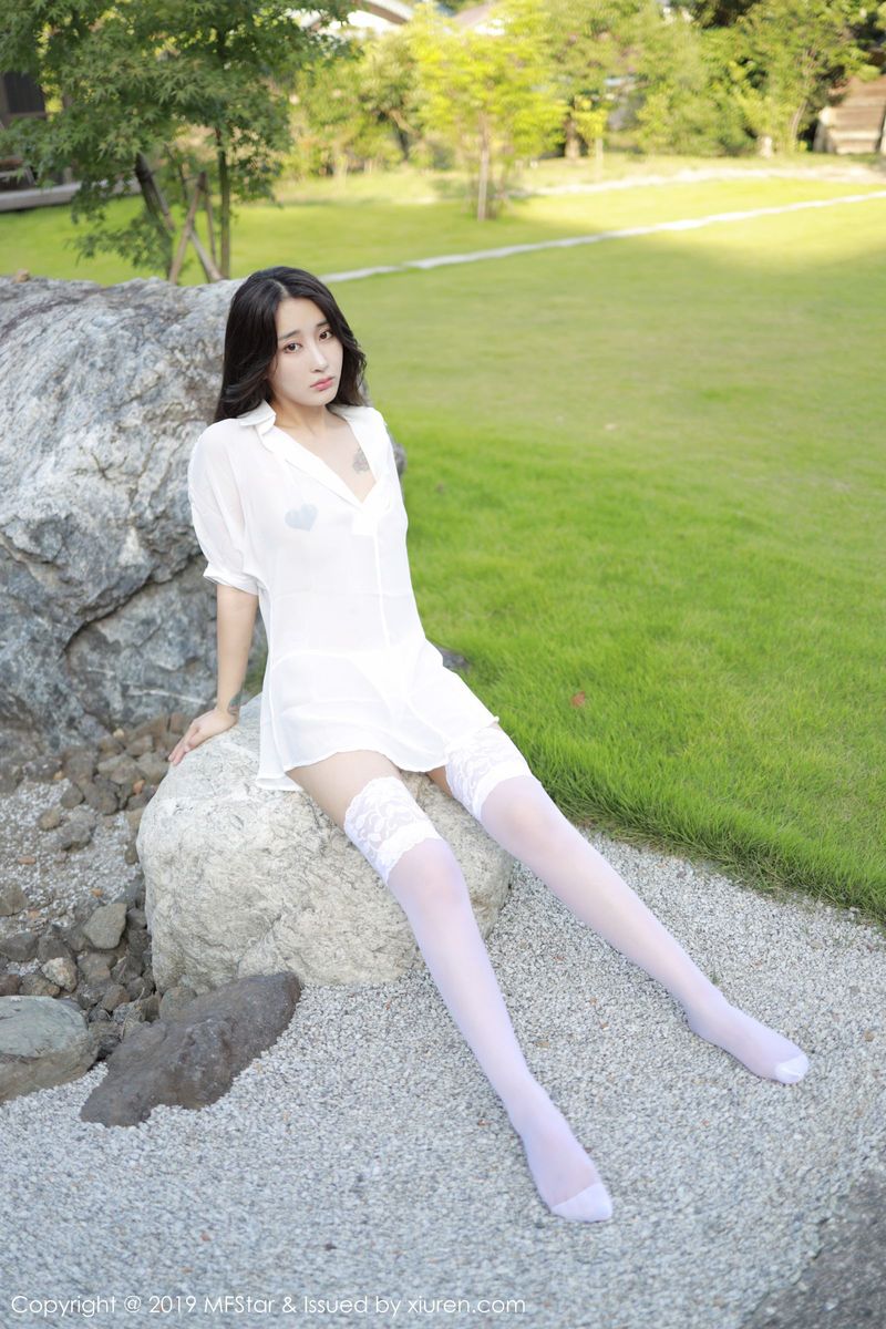 模范学院美女模特Betty林子欣室外白衬衫&蕾丝吊袜日本旅拍