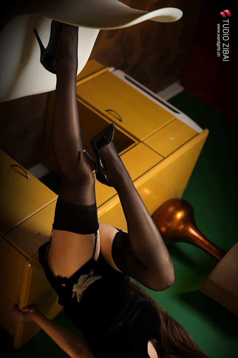 头条女神美女模特Jennanni_Jen黑丝美腿韵味旗袍室内私房写真