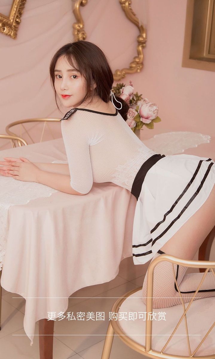 尤果网美女模特小喜xx白皙翘臀波涛胸涌性感养眼粉色写真