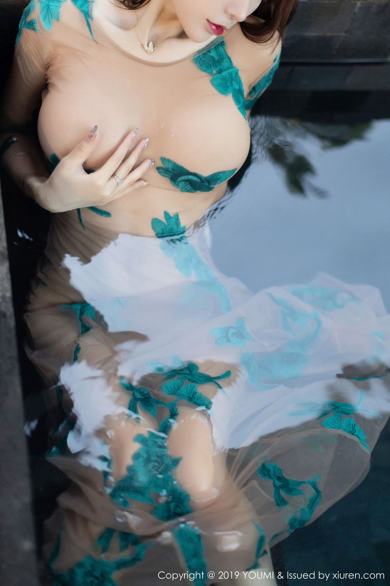 尤蜜荟性感女神周于希Sandy艳丽长裙泳池湿身马尔代夫旅拍