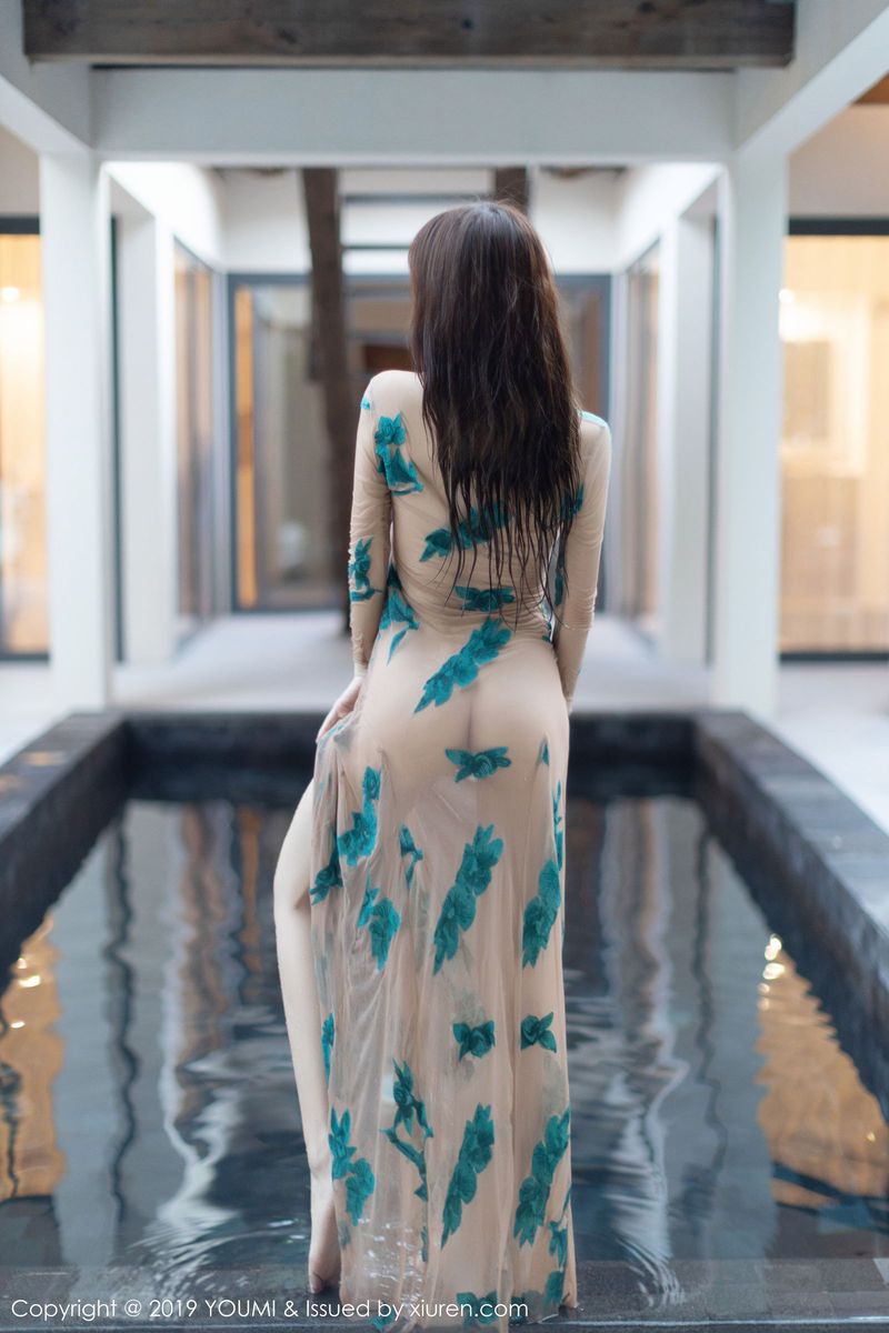 尤蜜荟性感女神周于希Sandy艳丽长裙泳池湿身马尔代夫旅拍