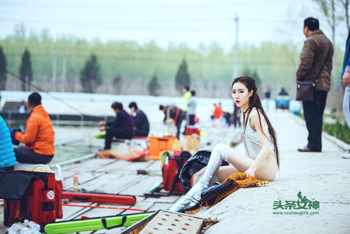 头条女神垂钓美人樊安妮骨感身材修长美腿户外大尺度写真