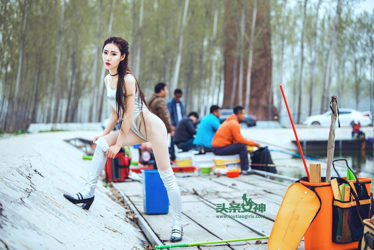 头条女神垂钓美人樊安妮骨感身材修长美腿户外大尺度写真