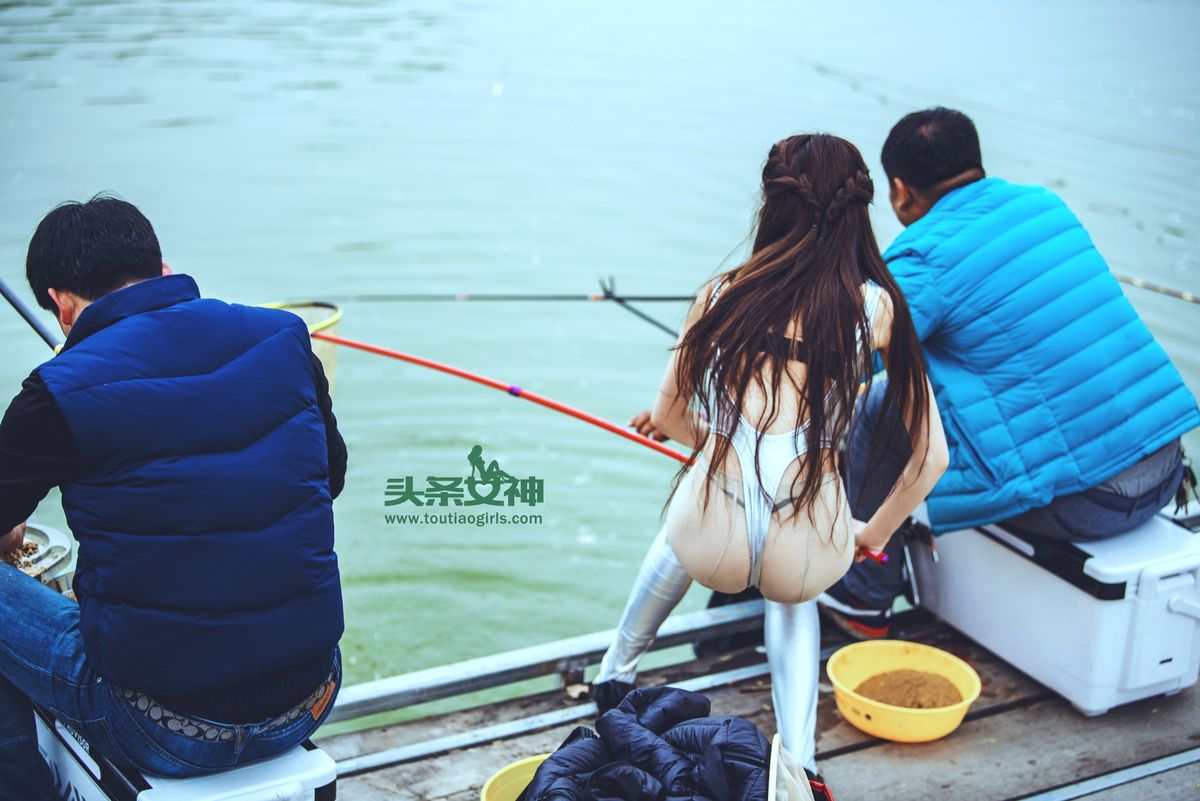 头条女神垂钓美人樊安妮骨感身材修长美腿户外大尺度写真