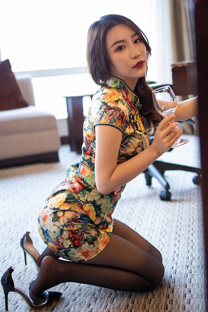 窈窕玉女绯月樱旗袍黑丝诱惑挑逗