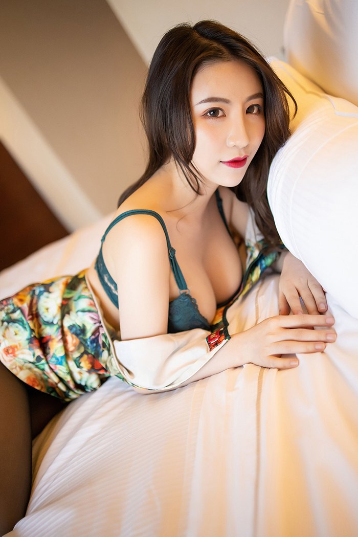 窈窕玉女绯月樱旗袍黑丝诱惑挑逗