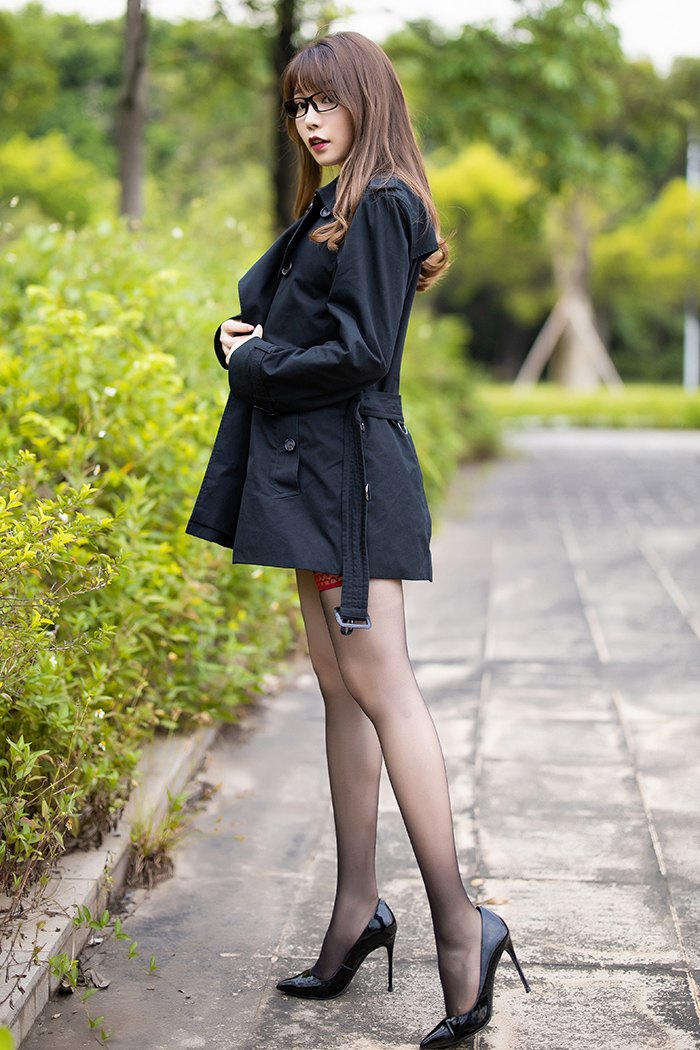 激情白领芝芝长腿美胸野外羞涩暴露