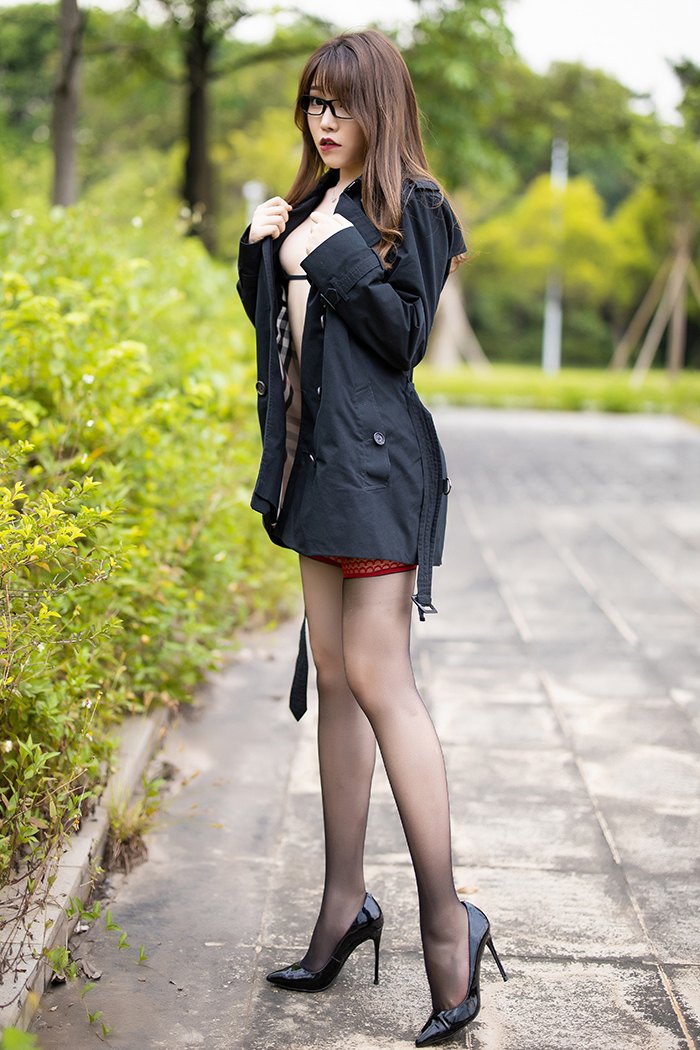 激情白领芝芝长腿美胸野外羞涩暴露