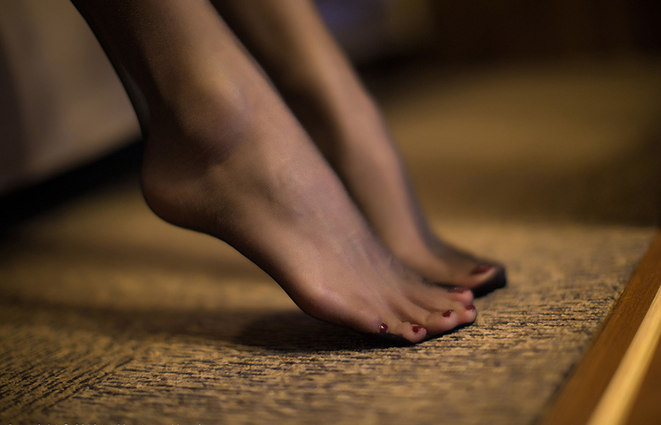 许诺性感黑丝美腿的火辣魅惑