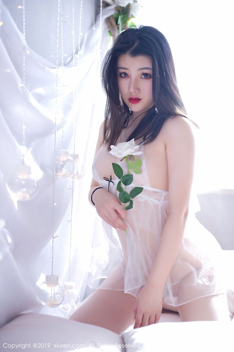 秀人网性感美女糯糯Nn身材饱满乖巧可人情趣内衣剔透写真