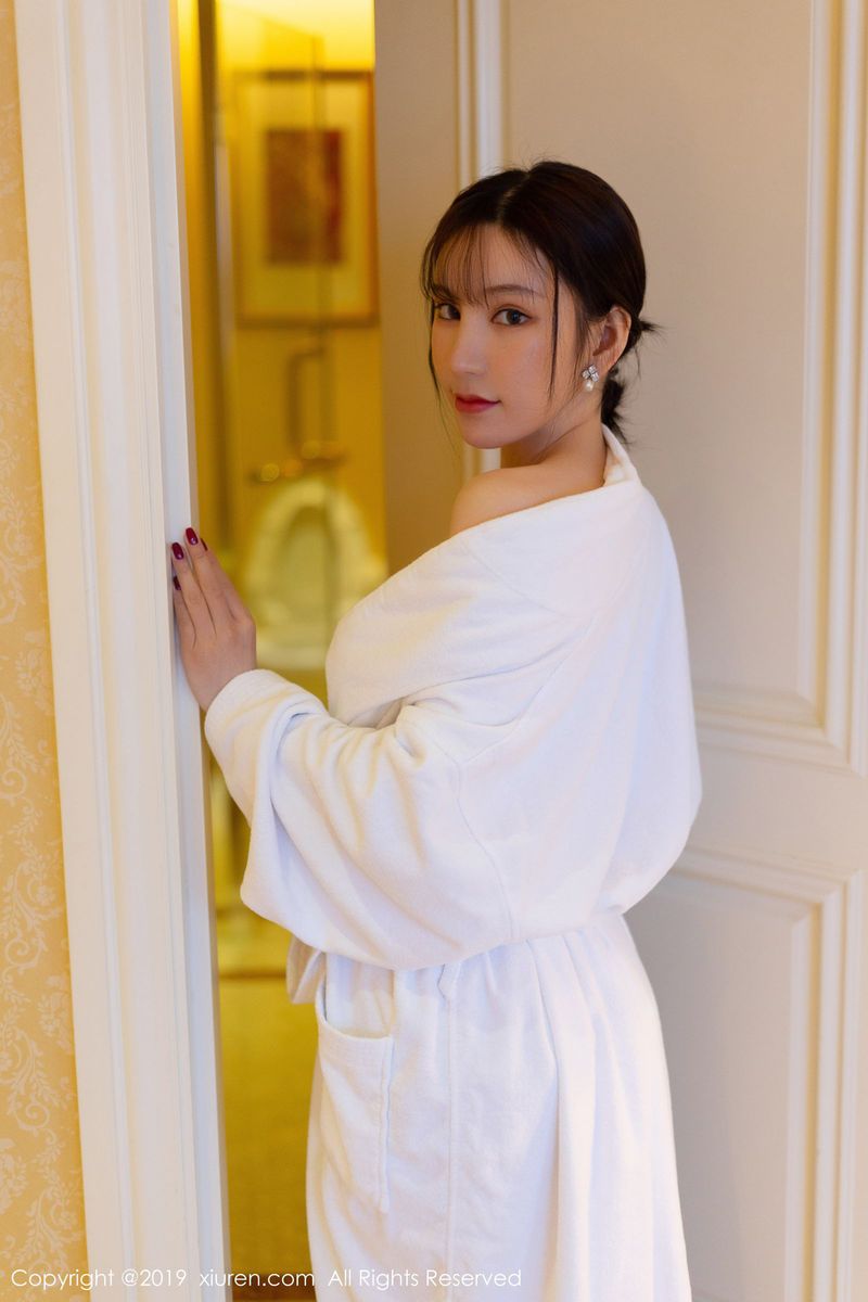 秀人网性感女神周于希Sandy职场OL黑丝美腿剧情大尺度写真