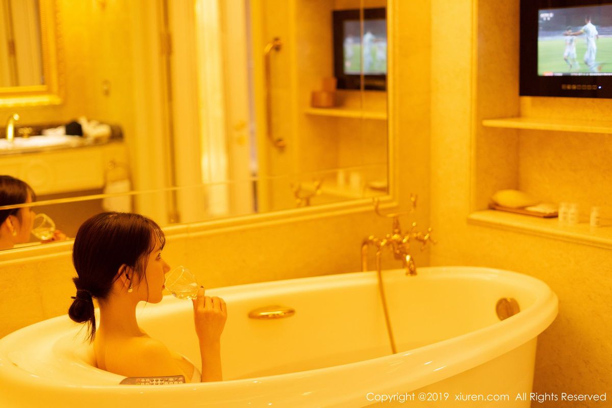 秀人网性感女神周于希Sandy职场OL黑丝美腿剧情大尺度写真