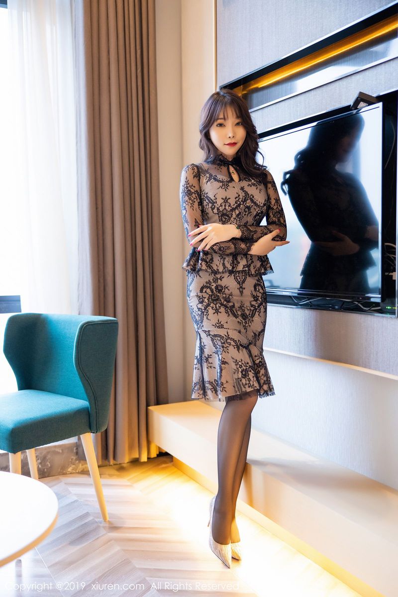 秀人网性感女神芝芝Booty芊芊美腿与圆润美臀若隐如现套图