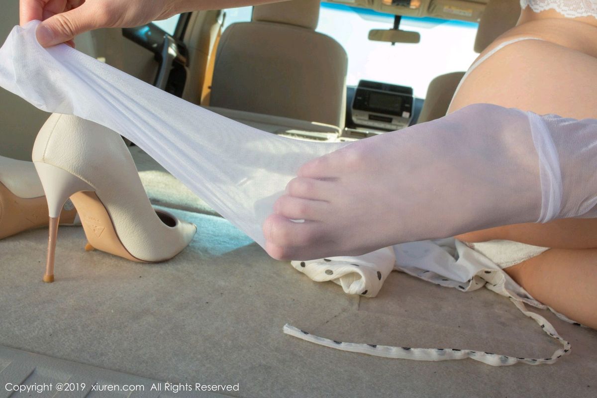 秀人网美女模特陆萱萱丝袜美腿沙漠搭车记主题魅惑写真