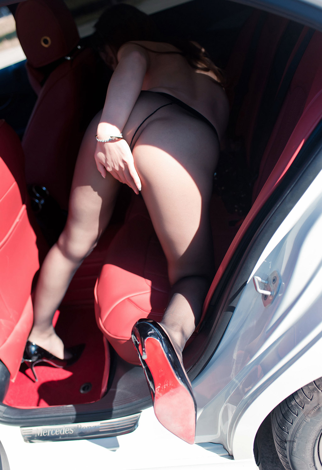 娇媚艾小青黑丝美腿真空户外露出