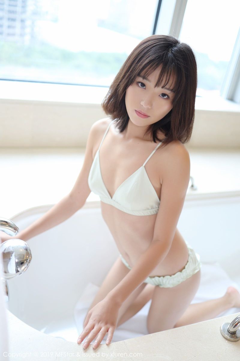 模范学院美女模特仓井优香私房内衣与浴室浴巾系列写真