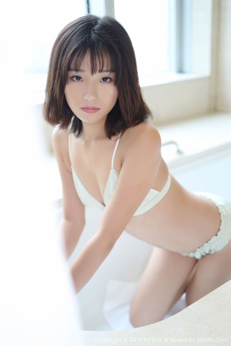 模范学院美女模特仓井优香私房内衣与浴室浴巾系列写真