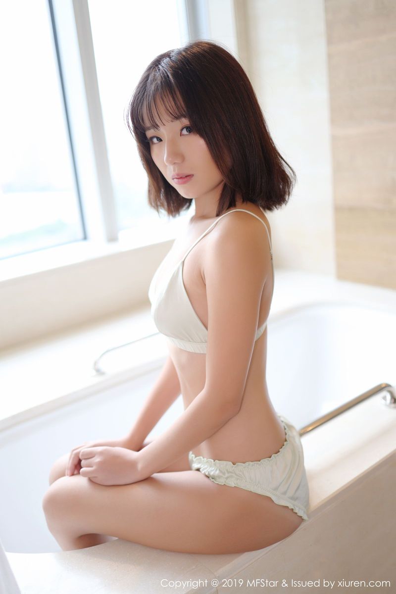 模范学院美女模特仓井优香私房内衣与浴室浴巾系列写真