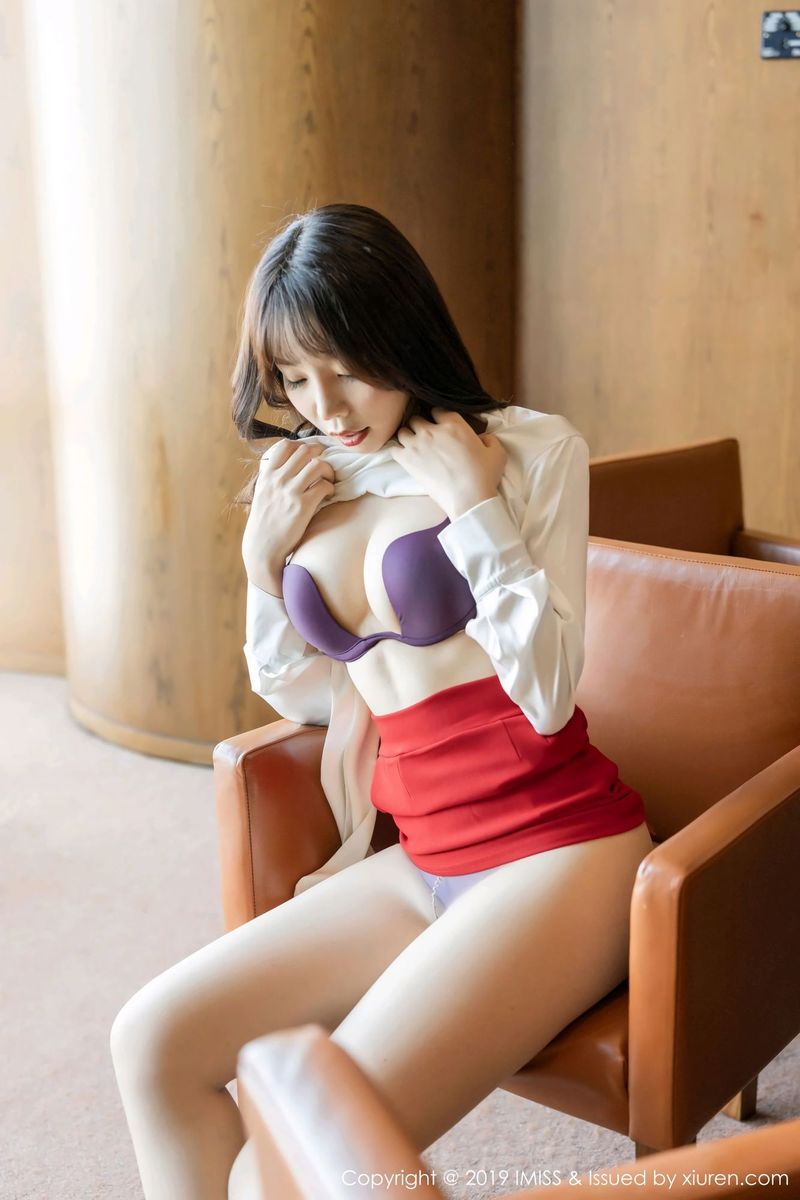 爱蜜社性感女神芝芝Booty丝袜美腿秘书制服与朦胧系列写真