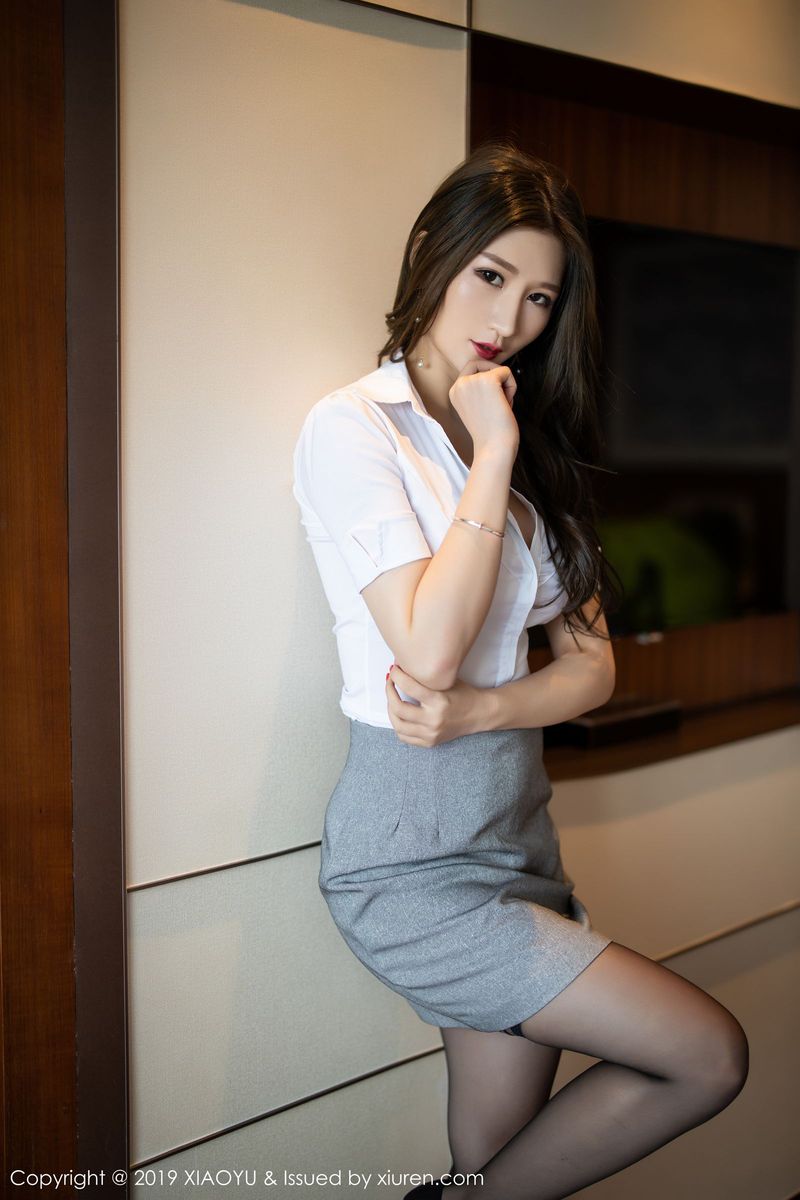 语画界性感模特Miss玄子黑丝美腿职场OL女秘书装扮诱人写真