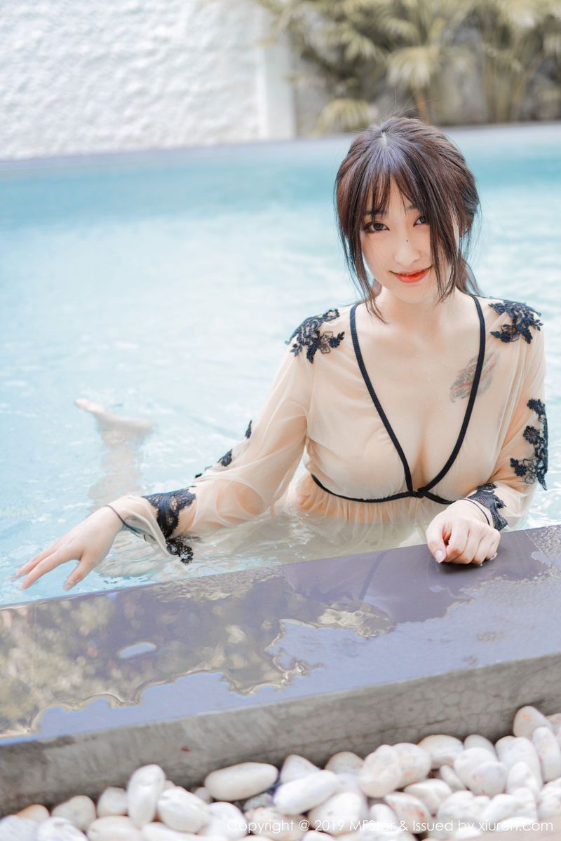 模范学院性感女神Betty林子欣泳池湿身诱惑泰国清迈旅拍