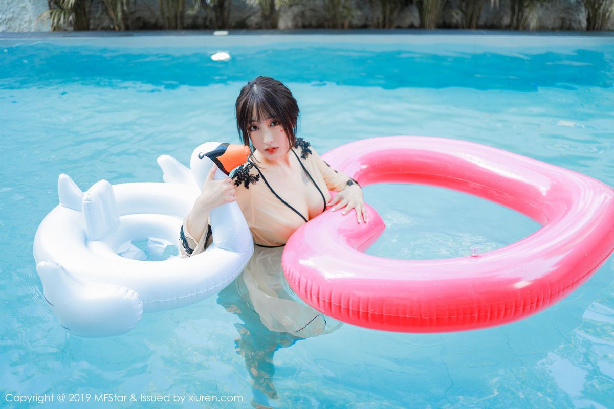 模范学院性感女神Betty林子欣泳池湿身诱惑泰国清迈旅拍