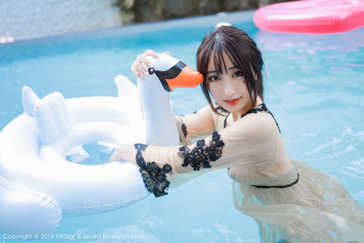 模范学院性感女神Betty林子欣泳池湿身诱惑泰国清迈旅拍