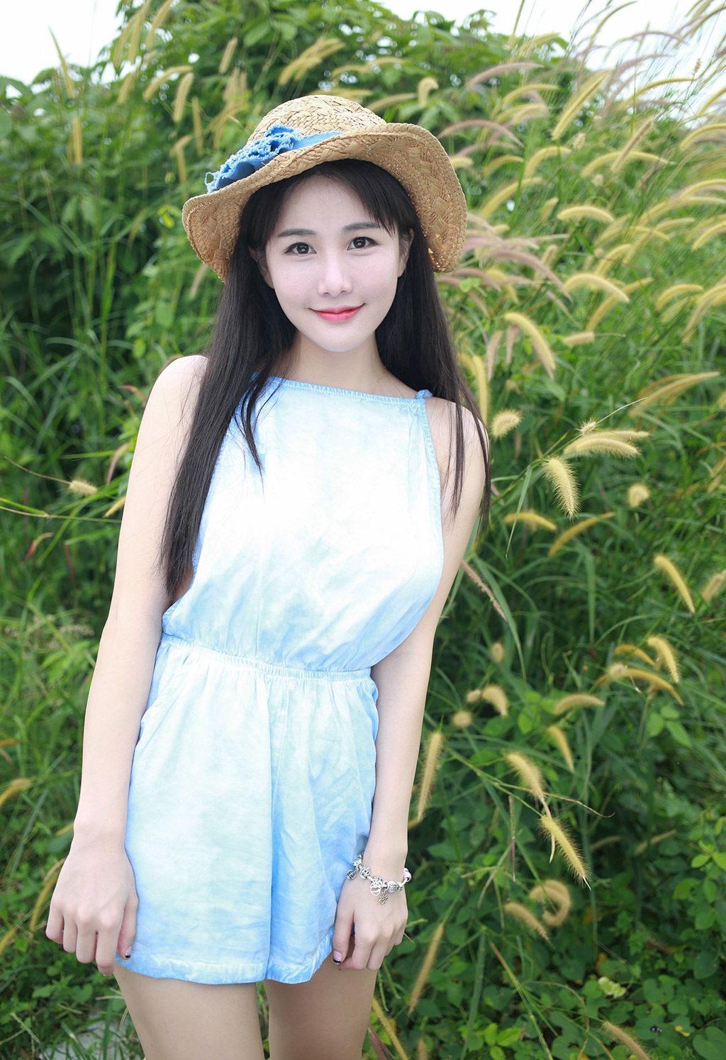 小沫琳清纯俏皮白嫩丰满的小美女