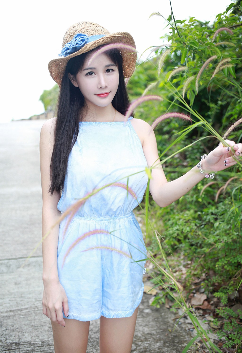 小沫琳清纯俏皮白嫩丰满的小美女