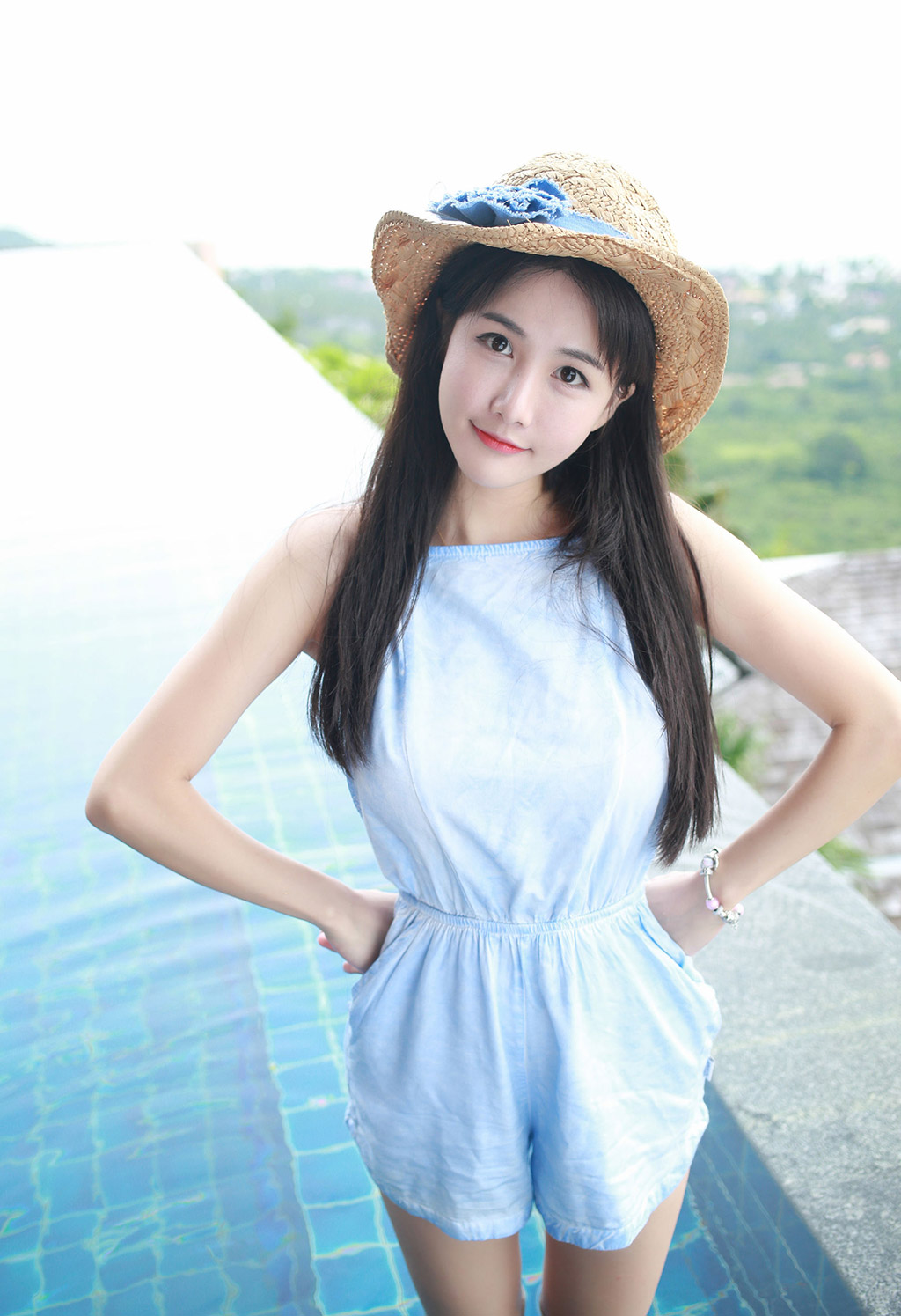 小沫琳清纯俏皮白嫩丰满的小美女