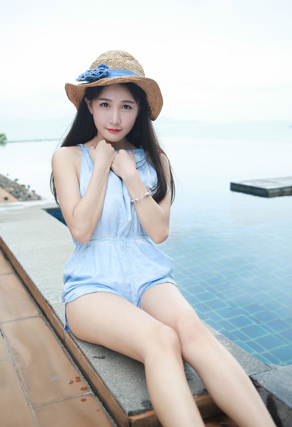 小沫琳清纯俏皮白嫩丰满的小美女