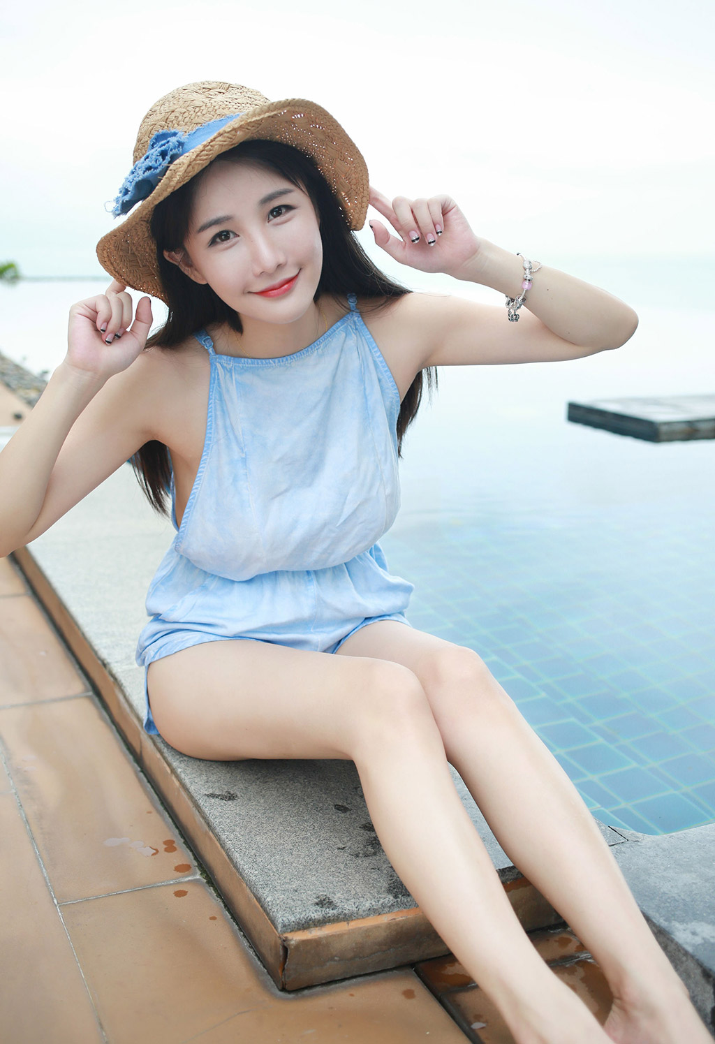 小沫琳清纯俏皮白嫩丰满的小美女