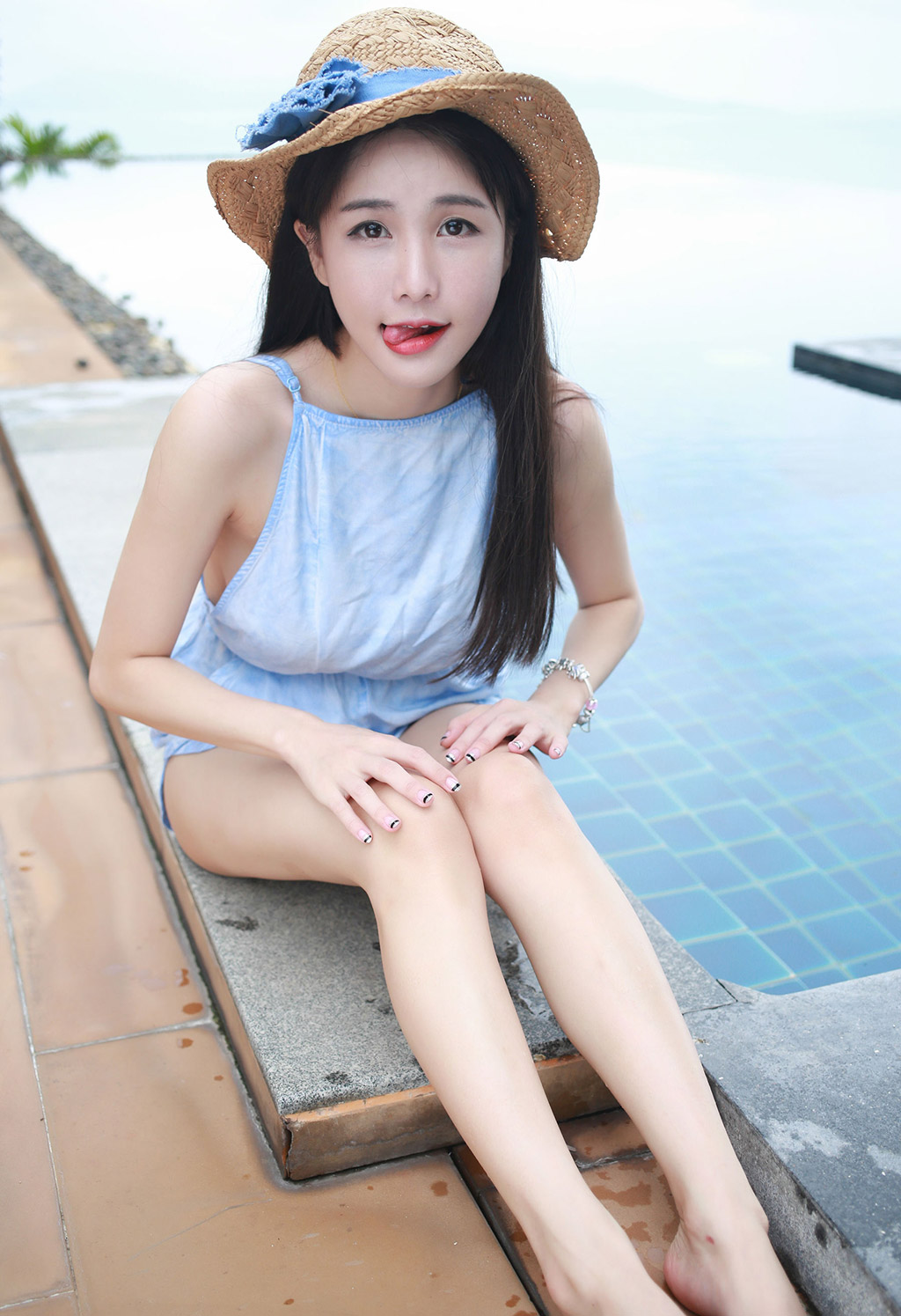 小沫琳清纯俏皮白嫩丰满的小美女