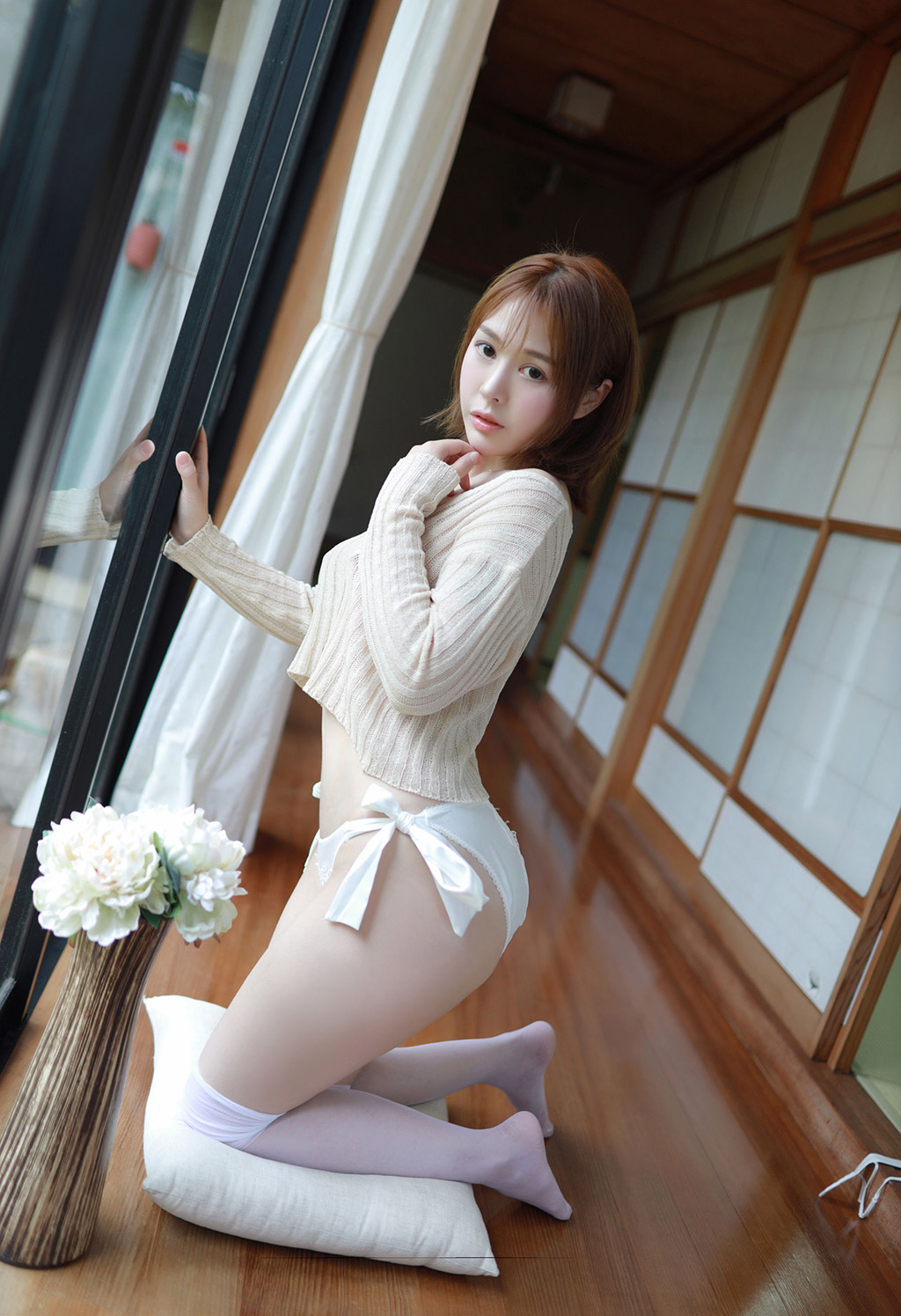 Evelyn艾莉丰满的美腿与翘臀