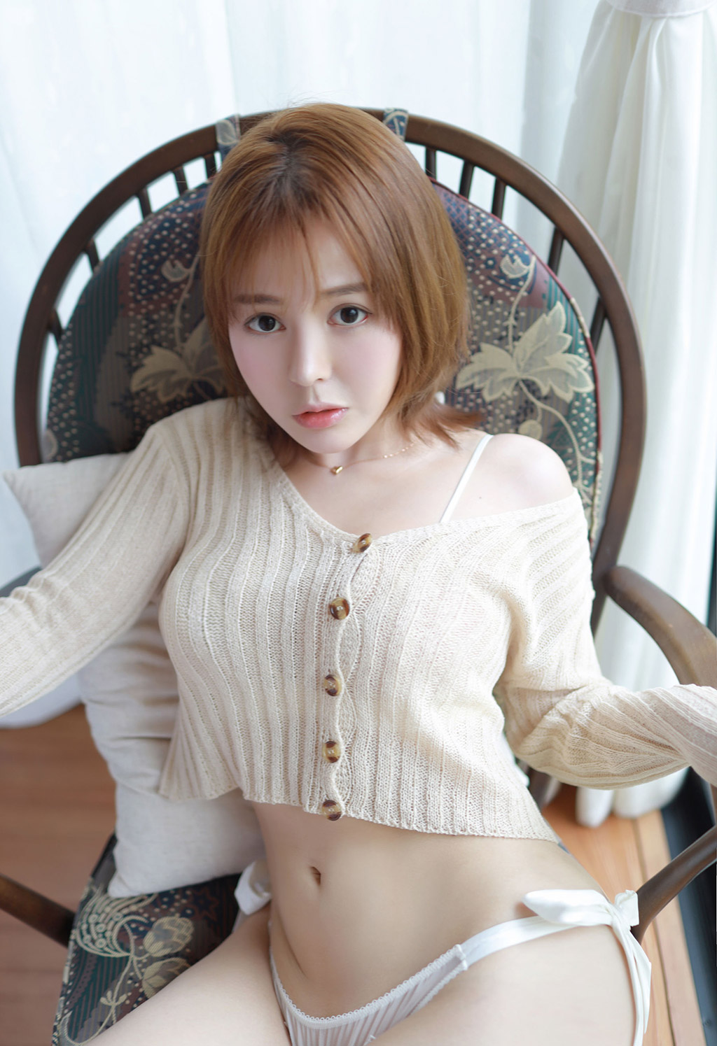 Evelyn艾莉丰满的美腿与翘臀