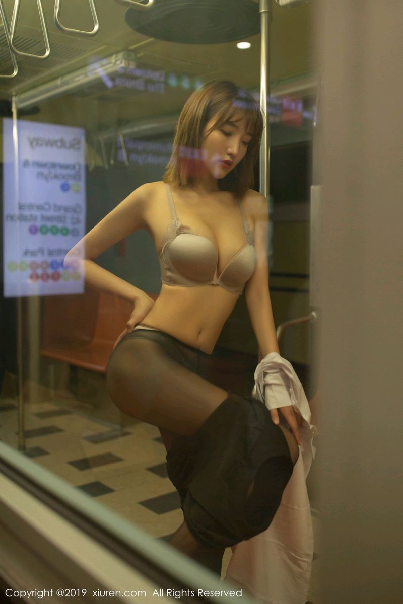 秀人网性感女神陆萱萱黑丝美腿内衣诱惑地铁通勤主题写真