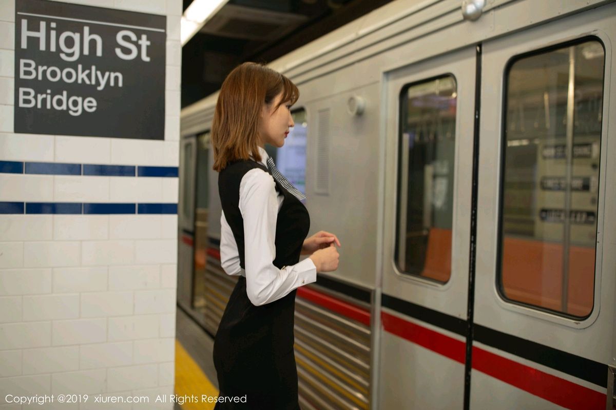 秀人网性感女神陆萱萱黑丝美腿内衣诱惑地铁通勤主题写真