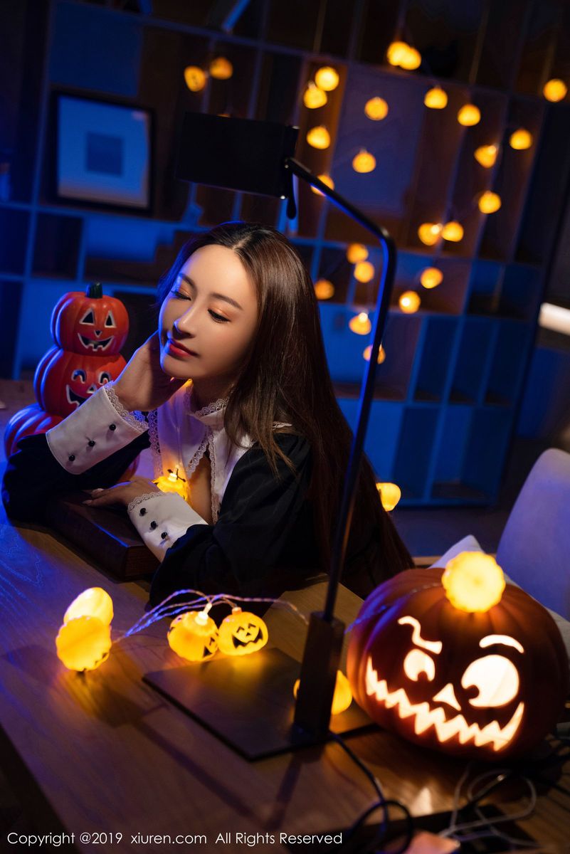 秀人网美女模特周井空波涛胸涌惹火迷人制服诱惑首套写真