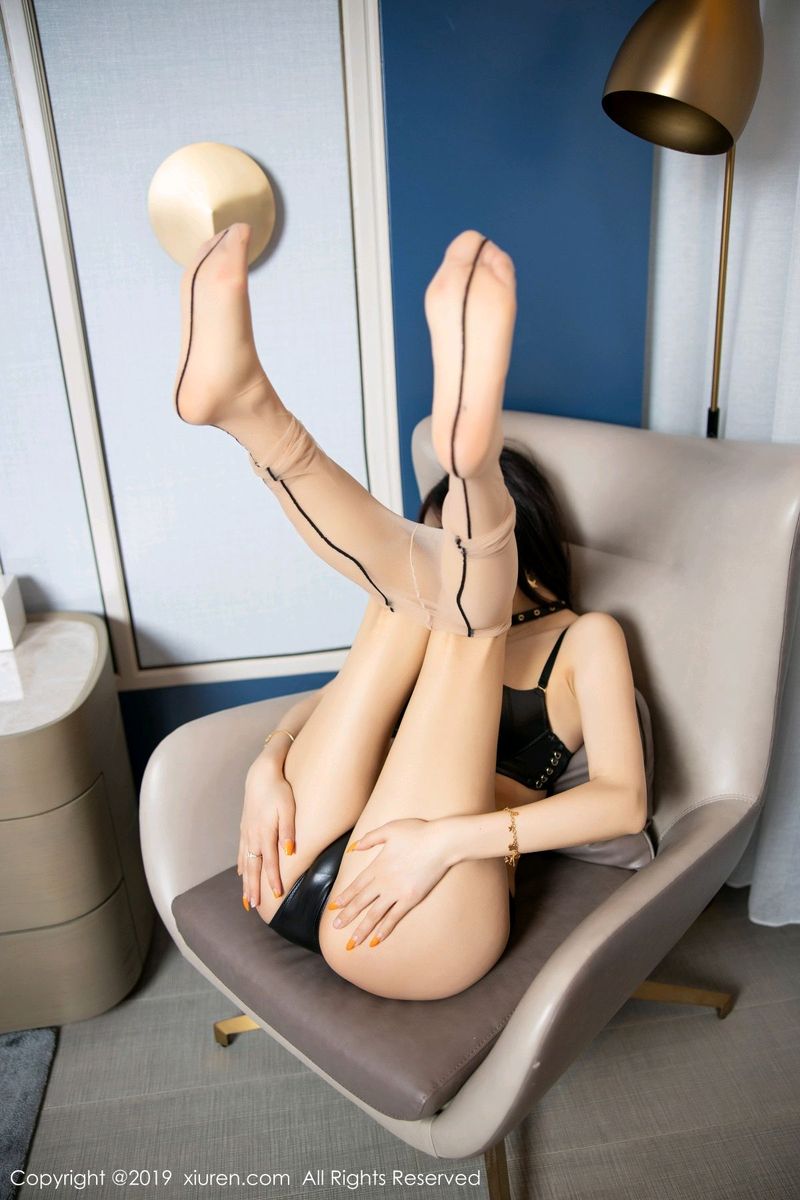 秀人网性感女神杨晨晨sugar丝袜美腿皮质超短裙诱人魅惑写真