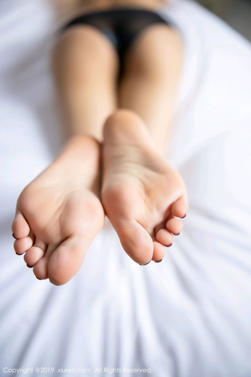 秀人网性感女神杨晨晨sugar丝袜美腿皮质超短裙诱人魅惑写真