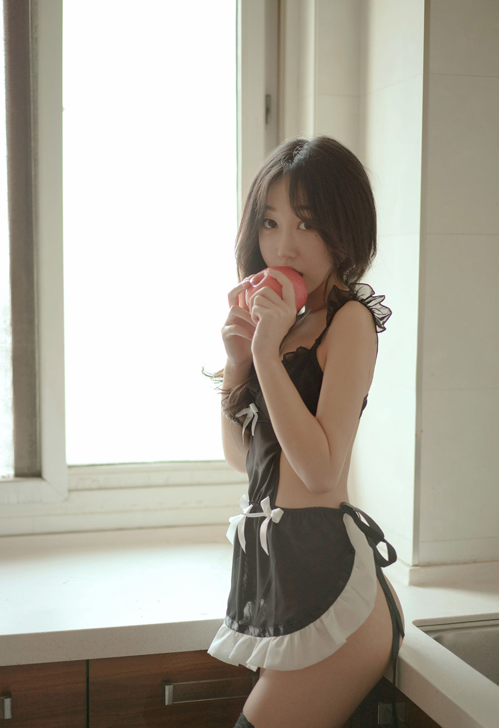 小九月厨房上演温柔体贴的女仆诱惑