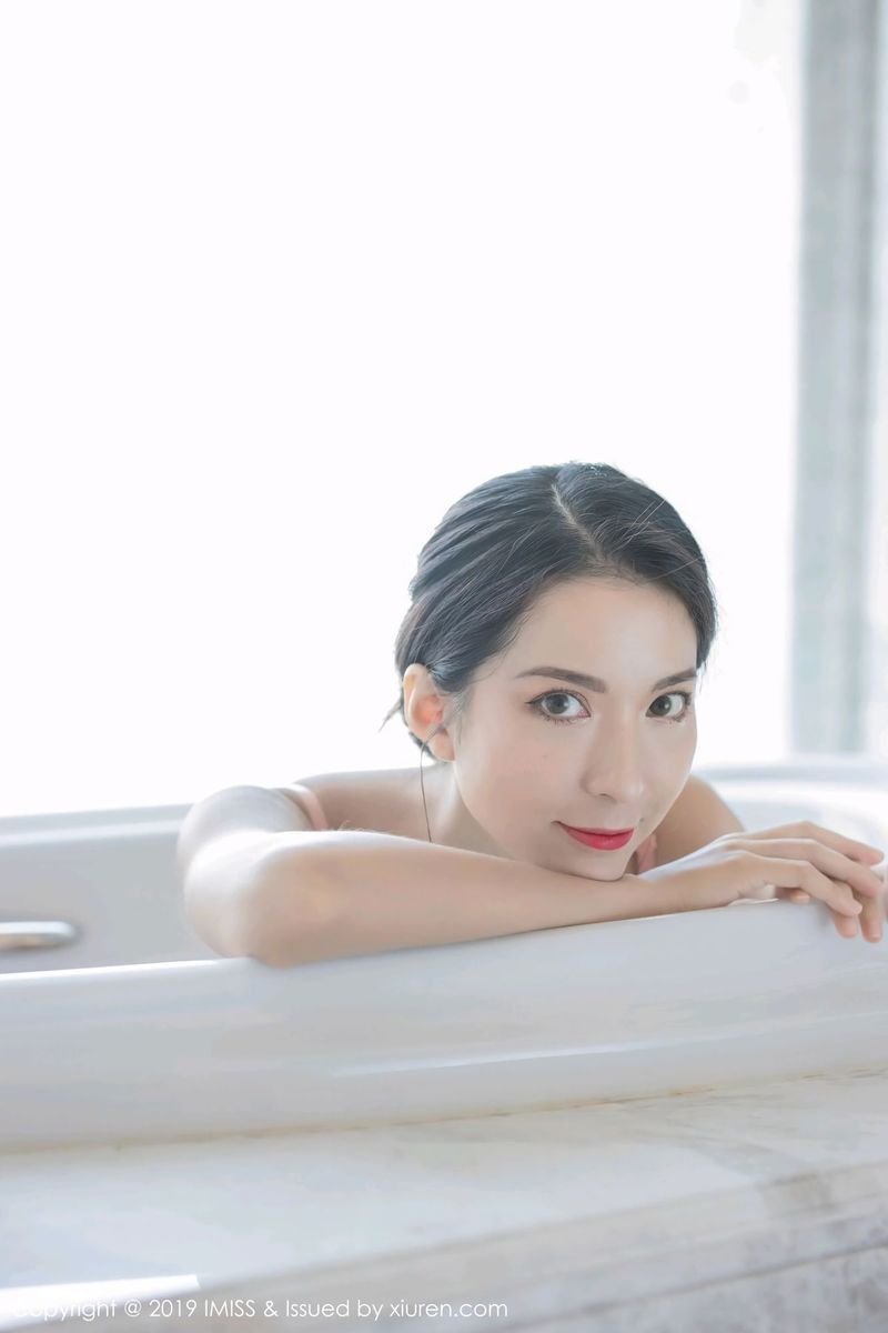 爱蜜社性感女神陈良玲Carry丝袜美腿内衣诱惑气质撩人写真