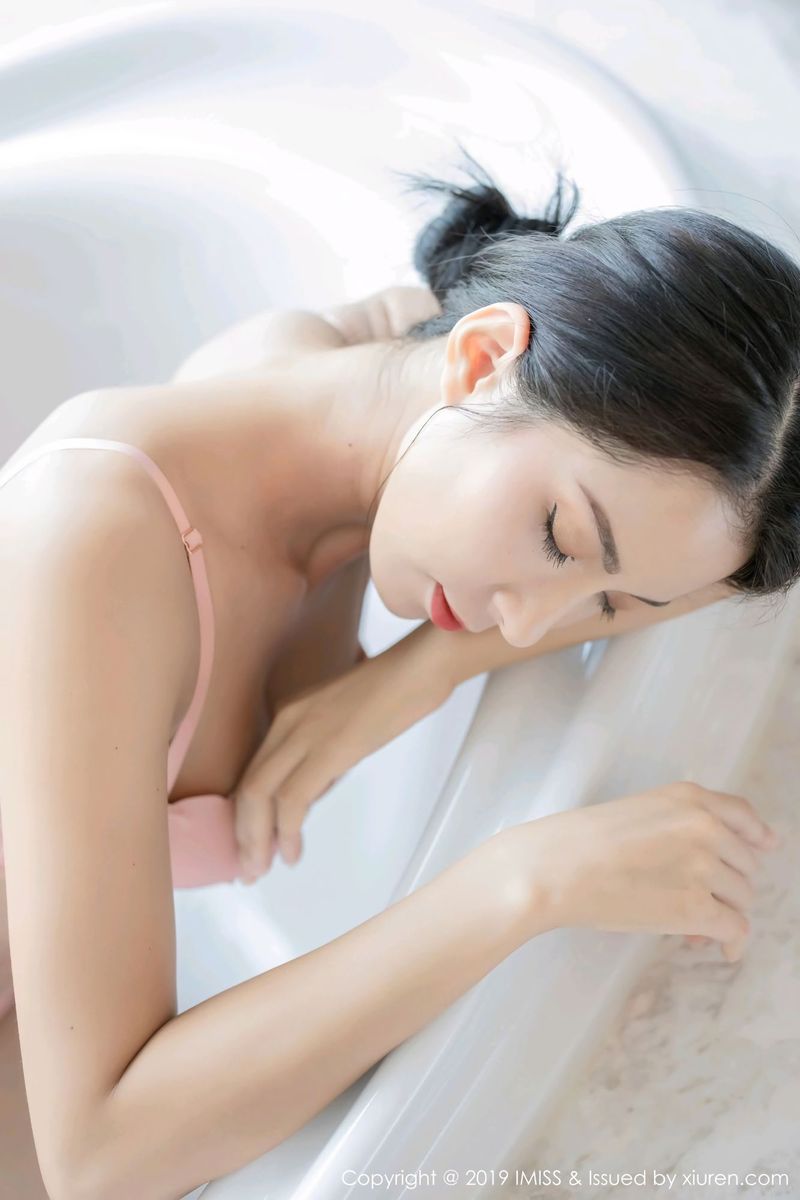 爱蜜社性感女神陈良玲Carry丝袜美腿内衣诱惑气质撩人写真