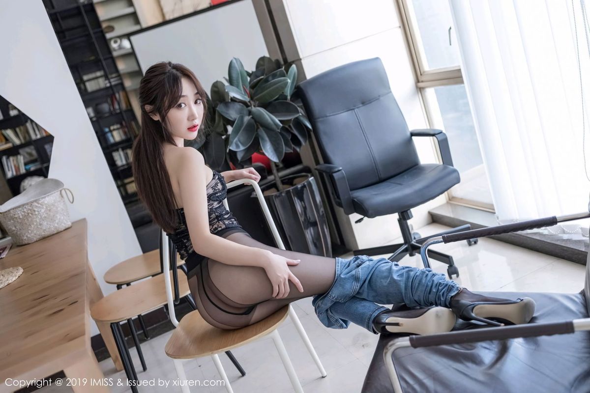 爱蜜社性感妹子小九月黑丝美腿内衣诱惑大尺度极致写真