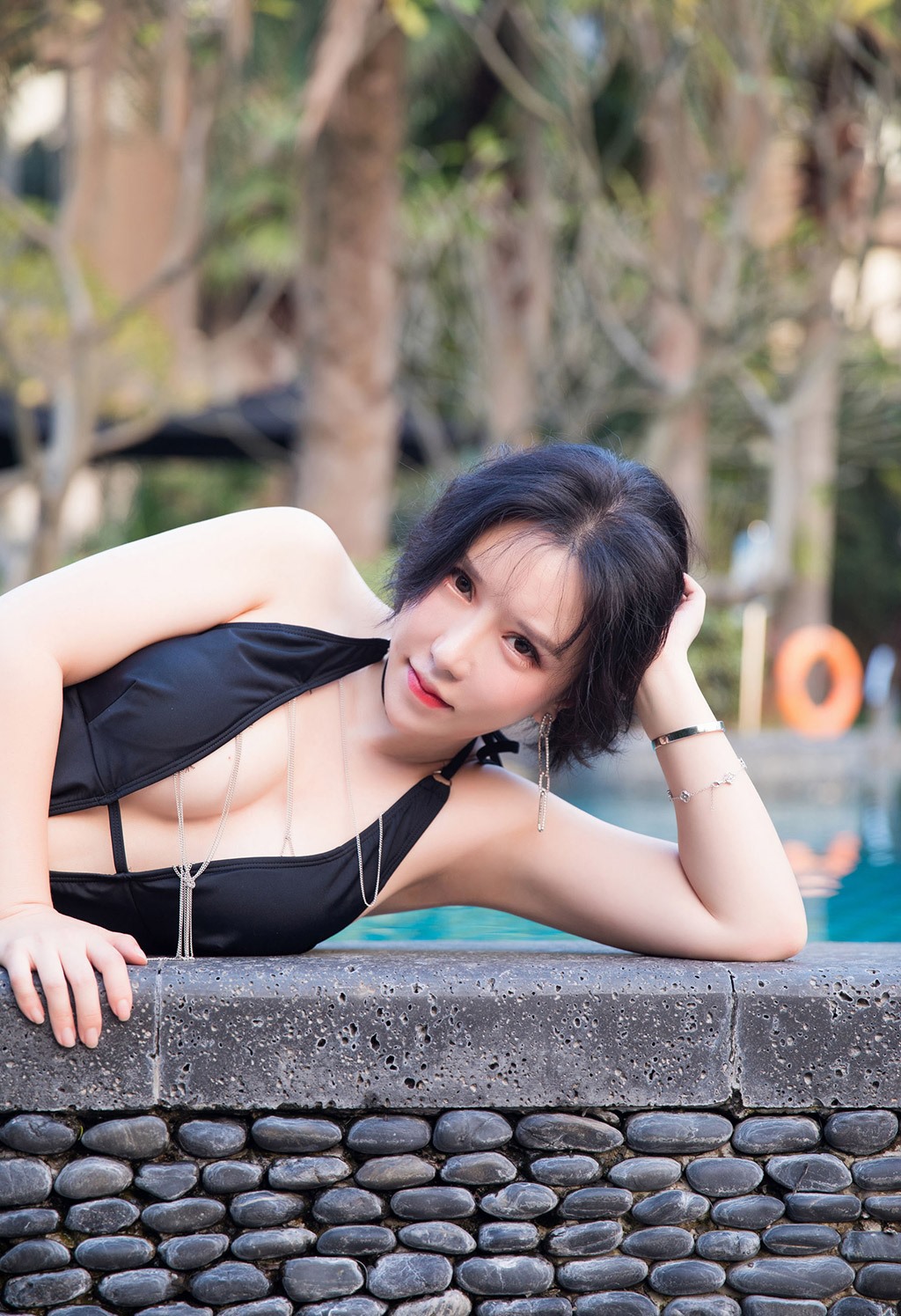 沈欢欣新人首套写真白皙粉嫩