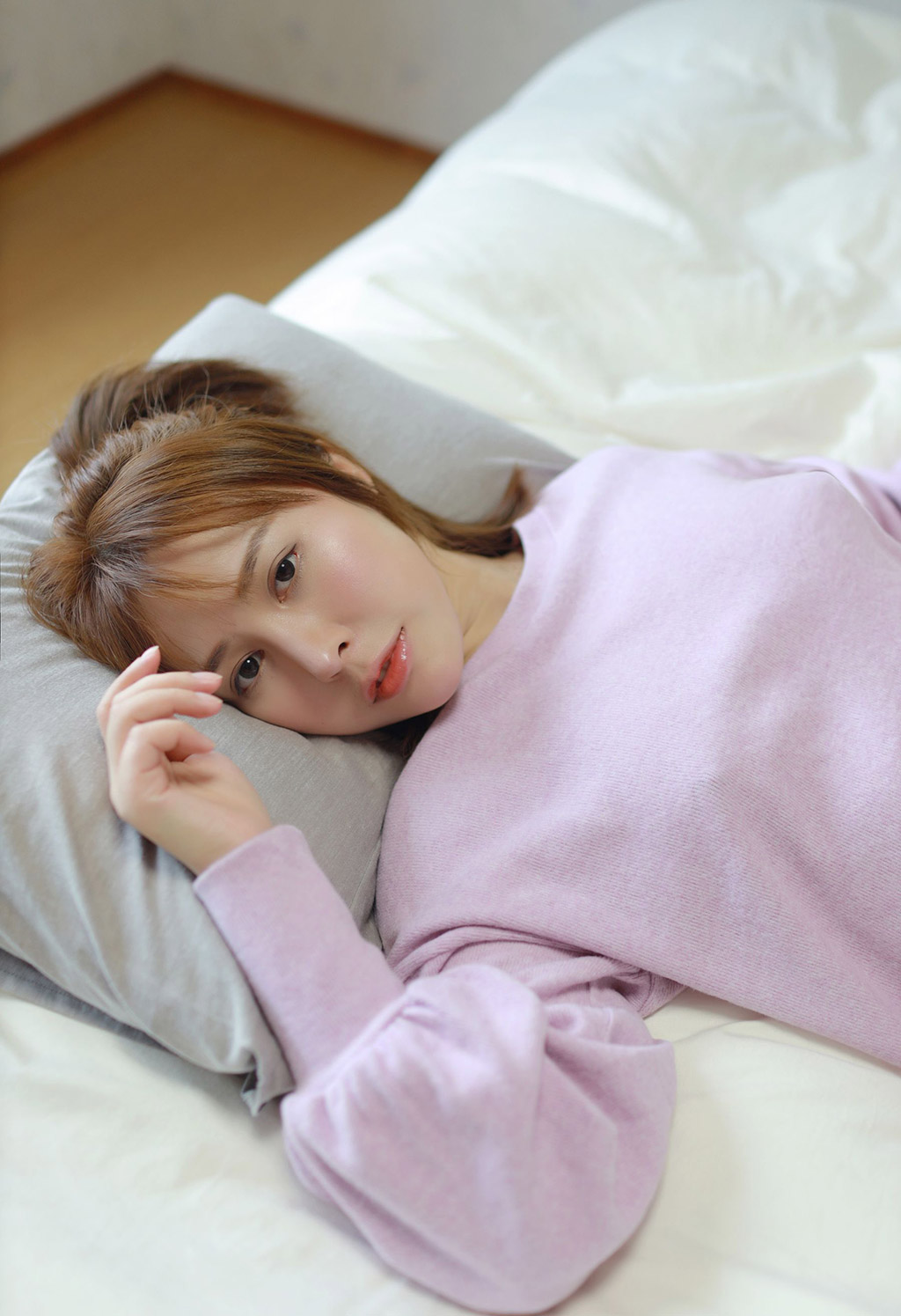 Evelyn艾莉紫色毛衣与蕾丝内衣下性感