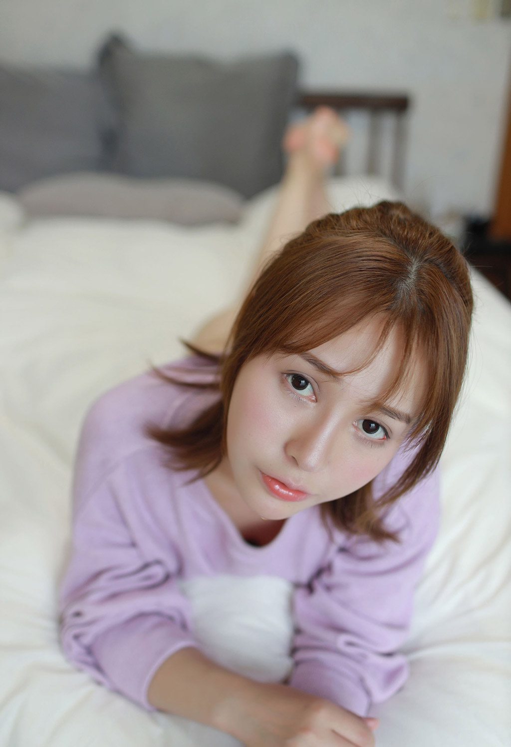 Evelyn艾莉紫色毛衣与蕾丝内衣下性感