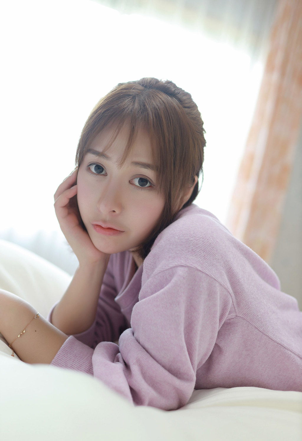 Evelyn艾莉紫色毛衣与蕾丝内衣下性感