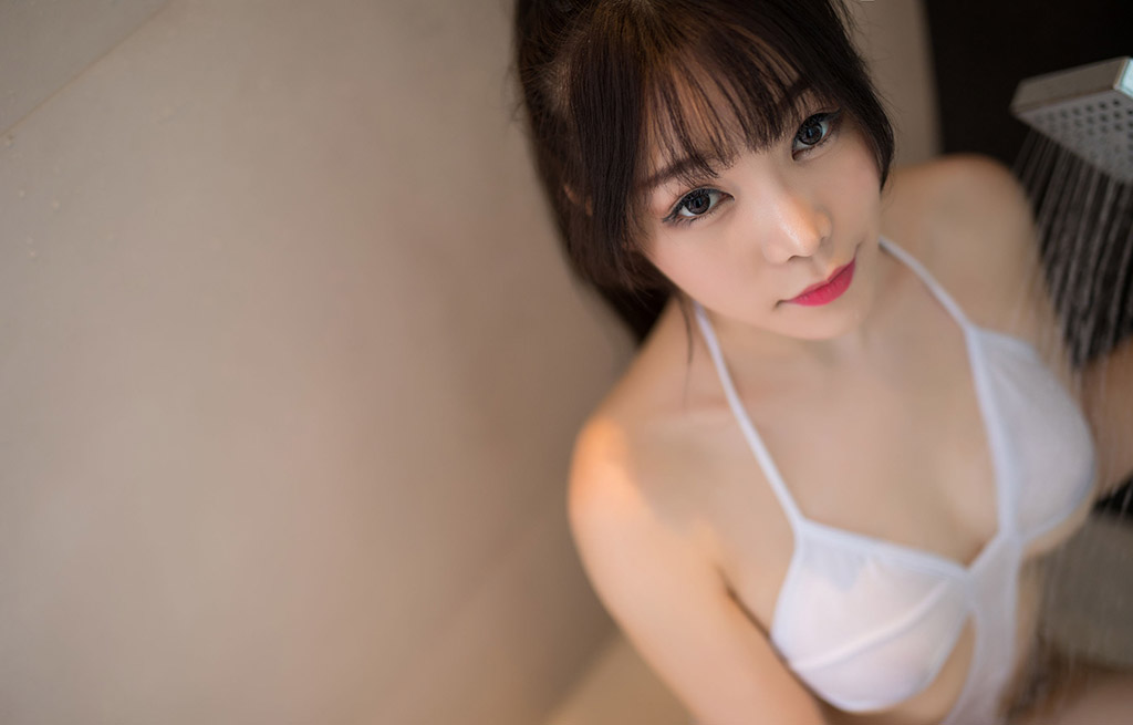 芝芝Booty浴室湿身下的酥胸翘臀