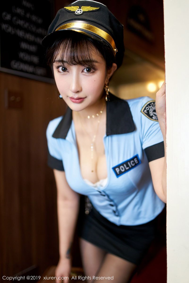 秀人网性感女神Betty林子欣黑丝美腿警花制服诱惑系列写真